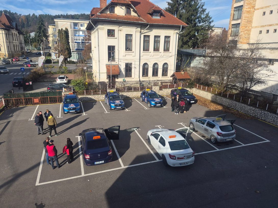 Flota de autoturisme pentru categoria B, în parcarea școlii Pilot Autovil